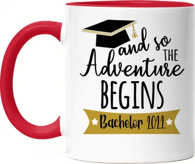 Produktbild von Bachelor 2022 Tasse Rot And so the Adventure Begins Bachelorabschluss Geschenk Absolvent Studium