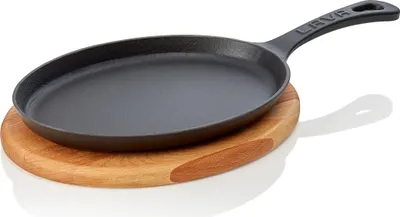Produktbild von LAVA Brat-/Servierpfanne 23 x 17 x 2 cm mit Holzuntersetzer und Stilgriff, Serie Serving pans 36 Gusseisen emailliert