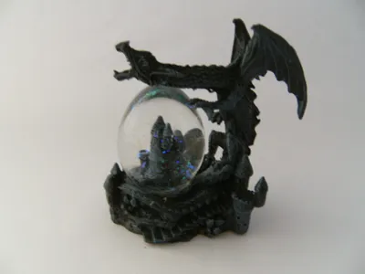 Produktbild von Glitzerkugel Drache, grau, Schneekugel Märchen Burg Schneekugeln