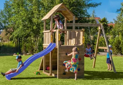 Produktbild von Fungoo Spielturm "Carol 3" natur mit Rutsche, Schaukel, Kletterwand, Rampe und Holzdach