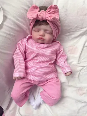 Image de Poupée réaliste de 45 cm représentant un bébé endormi (reborn baby), peinte à la main, avec peau 3D et veines apparentes, pièce de collection.
