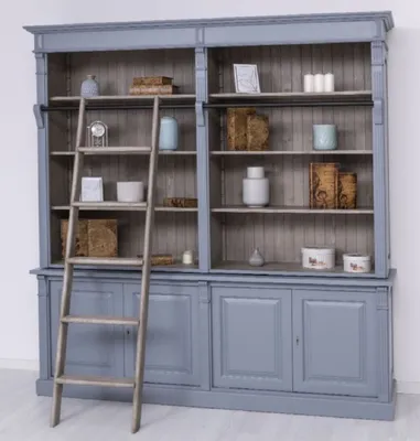 Produktbild von Casa Padrino Landhausstil Bücherschrank mit Leiter Hellblau / Grau 223 x 51 x H. 228 cm - Massivholz Schrank - Wohnzimmerschrank - Regalschrank - Büroschrank - Landhausstil Möbel
