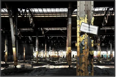 Produktbild von Wallario Wandbild Verlassene alte Fabrik-Halle mit leuchtenden Sonnenstrahlen, Größe: 61 x 91,50 cm, Poster mit schwarzem Aluminiumrahmen