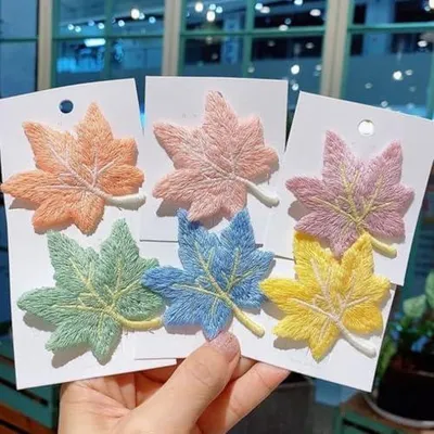 Produktbild von 6 herbstliche Haarspangen für Mädchen mit Ahornblattmotiv für Alltag, Feiertage und Erntedankfest
