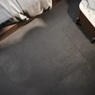 Imagen del producto de CASA39. Gres porcelánico de color sólido, gris. Dimensiones: 120x120 cm. Marcas: La Fabbrica, Ava, Korium