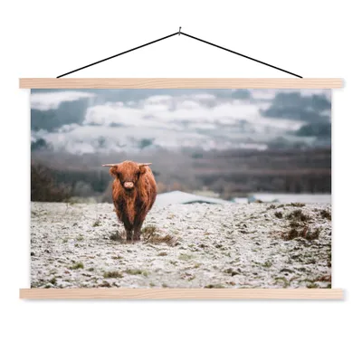 Produktbild von MuchoWow® Textilposter Schottischer Highlander - Schnee - Berg 120x80 cm mit holzfarbenen Rahmen - Aufhängeset