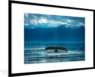 Produktbild von MuchoWow® Gerahmtes Poster Der Schwanz eines Buckelwals im Hintergrund ist eine Bergkette 90x60 cm - Poster mit Schwarzem Bilderrahmen Wandposter Rahmen Foto Bilder - Wanddekoration - Fotos