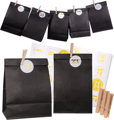 Produktbild von Adventskalender zum Befüllen – 24 schwarze Papiertüten mit Zahlenaufklebern von 1 bis 24 und Holzklammern – Adventskalender zum Selberbasteln