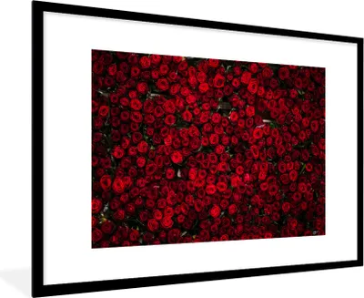 Produktbild von MuchoWow® Gerahmtes Poster Blumen - Rosen - Rot 90x60 cm - Poster mit Schwarzem Bilderrahmen Wandposter Rahmen Foto Bilder - Wanddekoration - Fotos