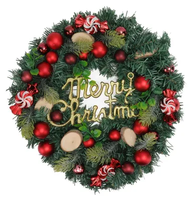 Productafbeelding van Kunstkerstkrans voor de voordeur, met dennenaalden, een rode snoepjesketting en decoraties. Geschikt voor gebruik in een winkel, etalage of woning
