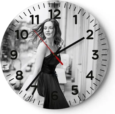 Produktbild von Wanduhr - Rund - Glasuhr - Frau Balkon Straße - 40x40cm - Schleichendes Uhrwerk - Lautlos - zum Aufhängen bereit - Dekoration Modern - Wanddekoration aus Glas - C4AR40x40-5017