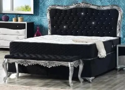 Produktbild von Casa Padrino Barock Samt Bett Schwarz / Silber - Prunkvolles Doppelbett mit Glitzersteinen und Matratze - Barock Schlafzimmer Möbel