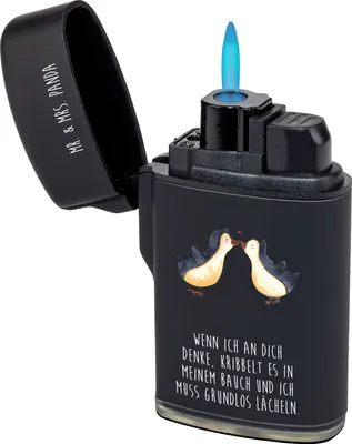 Produktbild von Mr. & Mrs. Panda Feuerzeug Pinguine Kuss - Schwarz - Geschenk, für Frauen, Jahrestag, Freund, Hochzeitstag, zigarettenanzünder, sturmfeuerzeuge, Feuerzeuge, Freundin
