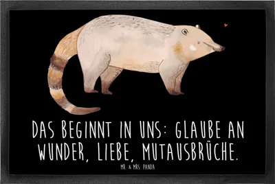 Produktbild von Mr. & Mrs. Panda Schmutzmatte Nasenbär 60 x 90 cm - Schwarz - Geschenk, Bodenvorleger, Nasenbären, Schmutzfangmatte, fußmatte, Lustige Sprüche, Gummimatte, Rüsselbär, Bär