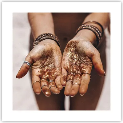 Produktbild von Poster - Poster ohne Rahmen - Hände Strand Gold - 40x40 cm - Wand Bild - Wanddeko - Wandbilder - Kunstposter - Wandposter - Bilder - Kunstdruck - Wanddekoration - Wandbild - P2XAC40x40-5055