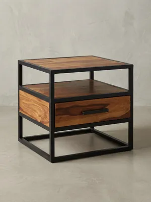 Nachttisch im Industrial Design auf weißem Hintergrund. Die Kombination aus massivem Rosenholz und dem schwarzen Metallgestell prägt die geradlinige Silhouette des 45 cm hohen Nachtschranks._#sku_SAFWL5.624#