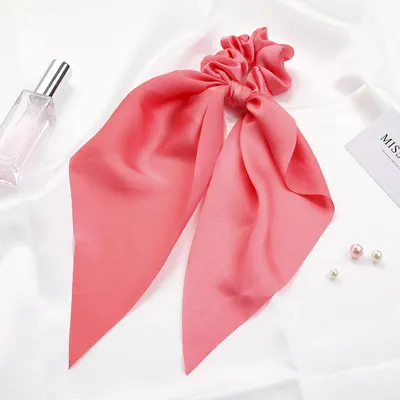 Image de Longue écharpe en satin pour les cheveux avec double nœud en rose corail
