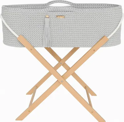 Immagine prodotto di Culla Boho in fibre naturali con materasso grigio chiaro e struttura in legno, per neonati fino a 6 mesi