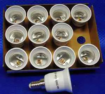 Produktbild von 5607 Adapter von E14 auf Sockel E27 12er Pack