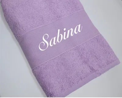 Produktbild von Personalisiertes Duschtuch 70 x 140 cm mit Namen und Wunschtext – besticktes Handtuch LILA mit Bordüre, 500 g/m²