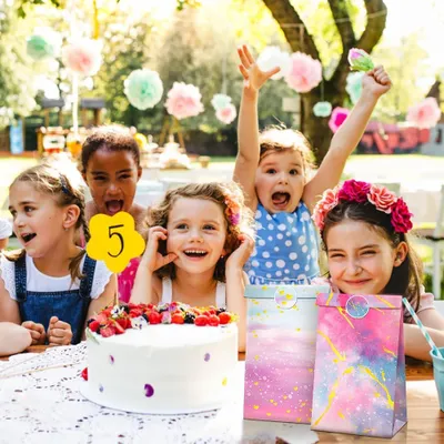 Produktbild von 12 Stück Geschenktüten für Kindergeburtstage - Bunte Papiertüten mit Aufklebern - Süßigkeitstüten zum Verpacken - Giveaway Hochzeit