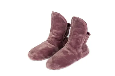 Produktbild von RAIKOU Klassische Hausschuhe für Damen, Herren aus Micro Flausch mit ABS und Rutschfester Sohle, Super Flauschige Hüttenschuhe in schönen Lila-46/49