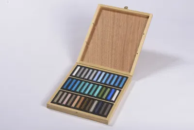Produktbild von Blockx Holzbox mit 36 Pastellkreiden, 25x29 cm, Porträt Marine 12936MRBXC