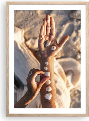 Produktbild von Gerahmtes Poster - Rahmen in heller Eiche - Muschel Hand Strand - 50x70 cm - Wand Bild - Wanddeko - Wandbilder - Kunstposter - Wandposter - Bilderrahmen - Bilder - Kunstdruck - P2NPA50x70-5102