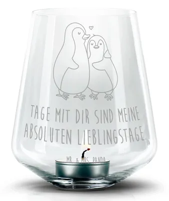 Produktbild von Mr. & Mrs. Panda Kerzenglas Pinguin umarmen - Transparent - Geschenk, Kerzenhalter Glas, gravur, Jahrestag, Windlicht, Laterne, Hochzeitstag, Liebe, Umarmung