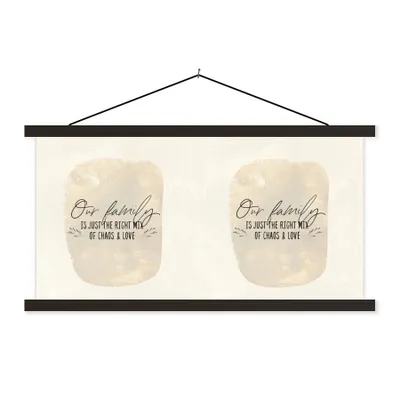 Produktbild von MuchoWow® Textilposter Zitate - Unsere Familie ist genau die richtige Mischung aus Chaos und Liebe - Sprüche - Familie 120x60 cm mit schwarzem Rahmen - Dekoration Schlafzimmer