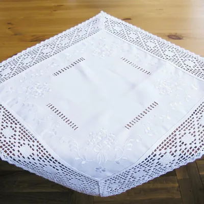 Immagine prodotto di Tovaglia BRIT bordo uncinetto e ricamo stile country poliestere 60 x 60 cm