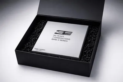 Produktbild von BMW Exklusive Geschenkbox Box Collector Car Edition - 50 Jahre 3er - 7 Modelle in 1:64 Magnetbox Geschenkset I Motorsport I Geburtstag Weihnachten
