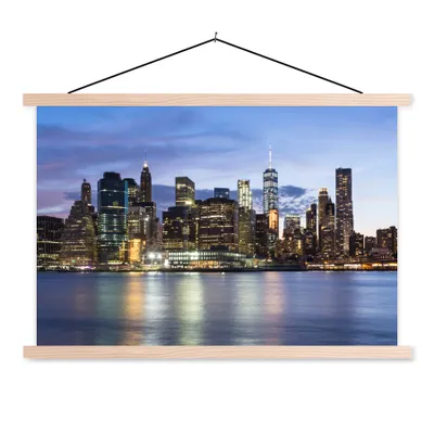 Produktbild von MuchoWow® Textilposter New York - Skyline - Wasser 120x80 cm mit holzfarbenen Rahmen - Aufhängeset