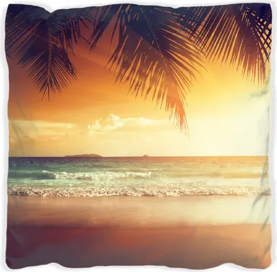 Produktbild von Wallario Premium Kissen, weiche Oberfläche, mit Motiv Sonnenuntergang am Strand in der Karibik, Größe: 60 x 60 cm, mit weißer Rückseite