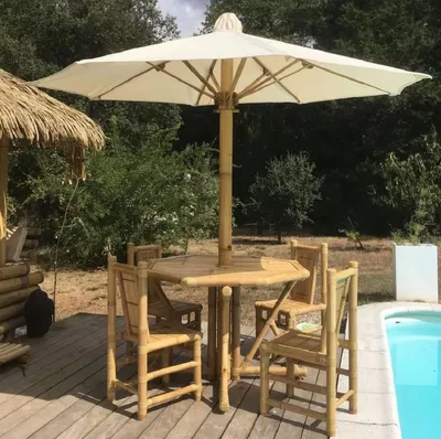 Produktbild von Casa Padrino Luxus Bambus Gartenmöbel Set Naturfarben / Creme - 1 Bambus Garten Tisch mit Sonnenschirm & 4 Bambus Garten Stühle - Garten Möbel - Bambus Möbel - Luxus Möbel