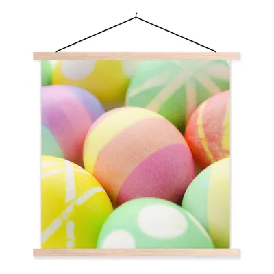 Produktbild von MuchoWow® Textilposter Eine Nahaufnahme der zu Ostern bemalten Eier 40x40 cm mit holzfarbenen Rahmen - Posterleiste