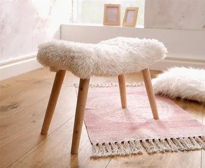 Produktbild von Hocker "Kuschelfell" mit Kunstfell in creme weiß, Beine aus Holz, natur, Sitzhocker, Polsterhocker, Fußhocker