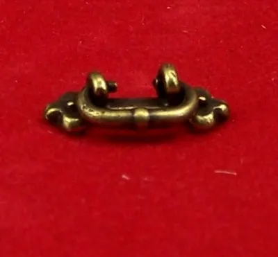 Produktbild von Mini-Möbelgriff  aus Metall. Für Puppenstuben. Antikpatinirt. 1,5x0,4 cm.