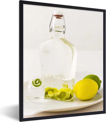 Produktbild von MuchoWow® MuchoWow® Gerahmtes Poster Zitrone und Limette mit Wodka 30x40 cm - Poster mit zchwarzem Bilderrahmen - Wanddeko - Kunstdrucke
