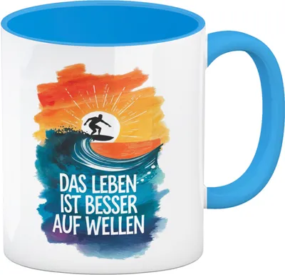 Produktbild von Surfer auf Welle Besser auf Wellen Kaffeebecher in hellblau