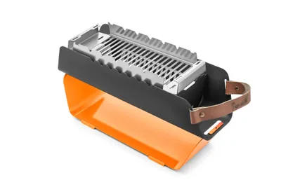 Produktbild von The Favilla FUMO mobiler Holzkohlegrill – Kompakter 2-in-1 Grill mit Edelstahlrost & Spießhalterung –Inkl. Tragetasche für Camping, Balkon & Picknick