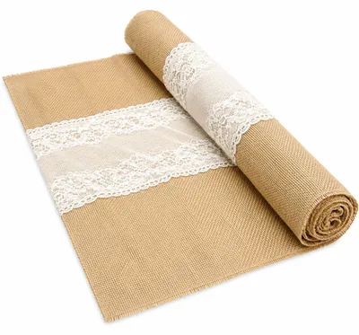 Jute-Tischläufer mit weißer Spitzenbordüre als dekorative Rolle für Hochzeiten und Vintage-Tischdeko.