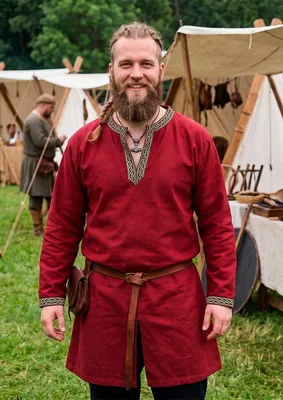 Produktbild von Klassische Wikinger Tunika rot mit Knotenmuster "Hakon", langarm XXXL