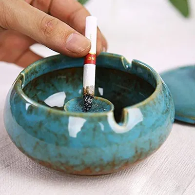 Produktbild von Keramik-Aschenbecher mit Deckel Winddichter Zigarettenaschenbecher Indoor Outdoor Aschenbecher Home Office Smoking Ornament (Blau)
