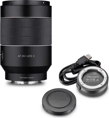 Produktbild von Samyang Set Weitwinkel Objektiv AF 35mm F1,4 II FE kompatibel mit Sony E Mount & Lens Station – Autofokus Vollformat & APS-C Festbrennweite – für spiegellose Systemkameras – Alu/Wetterschutz – A9 usw