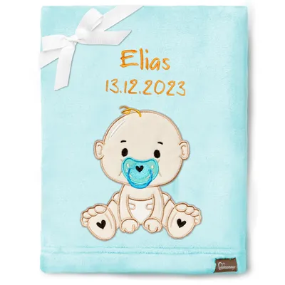 Produktbild von Be Mammy Babydecke mit 3D Applikation bestickt mit Name und Geburtsdatum 76 x 102 cm BE20-280 (Puderblau – Junge, 76 x 102 cm)