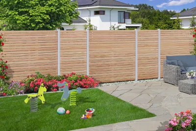 Produktbild von WOODTEX Naturbelassen 180 cm Rhombuszaun DIY Bausatz, Lärche Massivholz Sichtschutzzaun, Lamellenstil, Variabel In Höhe Und Breite, Senkrecht Waagerecht Montage