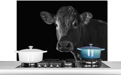 Produktbild von KitchenYeah®  Spritzschutz Küche - Küchenrückwand - Wandschutz für Herd und Spüle - Kuh - Tiere - Schwarz - Weiß - Porträt 100x65 - Alu-Dibond (Alternative zum Spritzschutz aus Glas) - Hitzebeständig