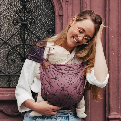 Produktbild von Hoppediz Hop-Tye Advanced - 4-in-1 Babytrage für Neugeborene ab Geburt - Halfbuckle Tragehilfe mit Tuchträgern - mitwachsend bis 20 kg - Design Malmö rose