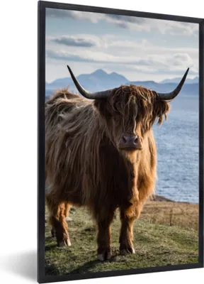 Produktbild von MuchoWow® Gerahmtes Poster Schottische Highlander - Bergen - Meer 20x30 cm - Poster mit Schwarzem Bilderrahmen Wandposter Rahmen Foto Bilder - Drucken - Bilder Poster im Rahmen